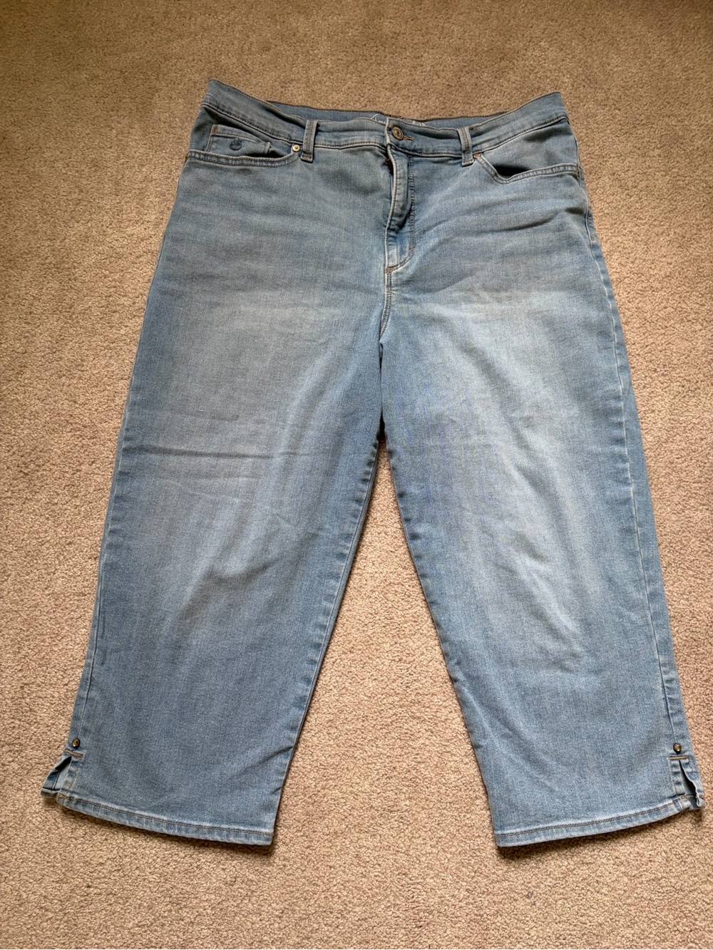 Gloria Vanderbilt Amanda Women’s Light Blue Denim Capri Jeans size 14 great cond